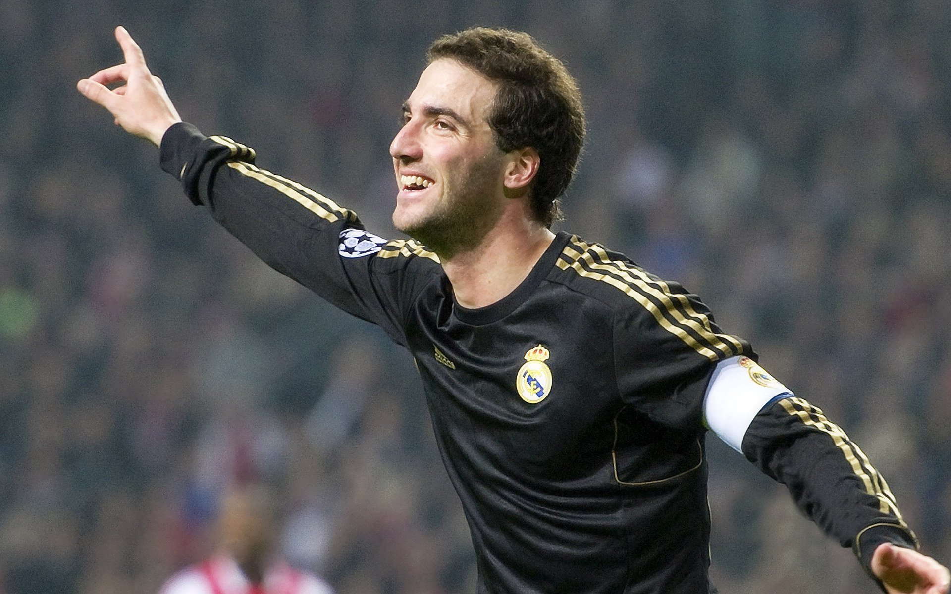 “法甲十强激烈厮杀，争夺前三名激烈进行”，法甲的强队