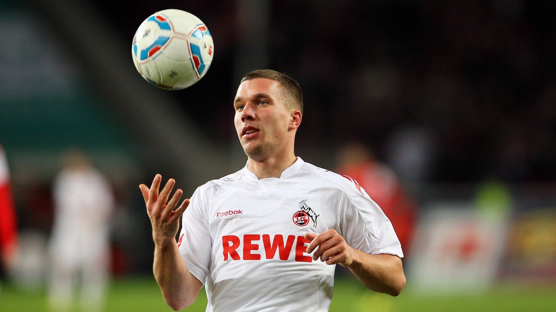 “青少年足球联赛现场嗨翻全场，精彩纷呈”，青少年足球联盟